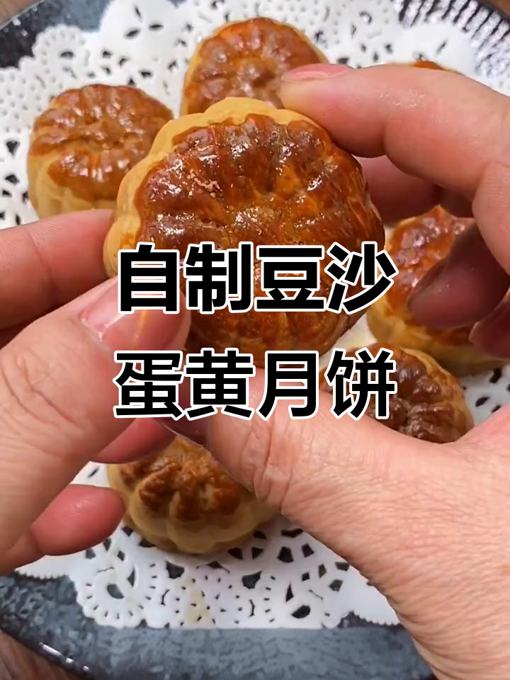 中秋月饼制作全攻略，豆沙蛋黄馅超美味
