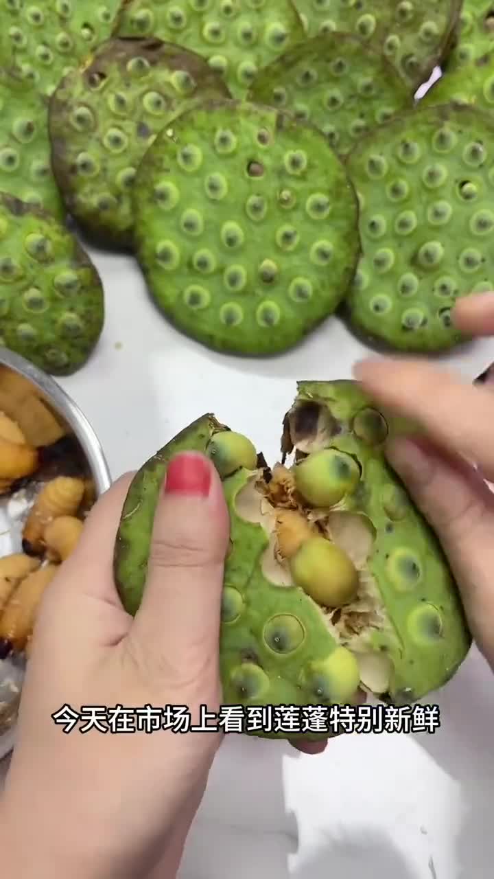 莲蓬里竟藏着白乎乎胖嘟嘟的白虫子！