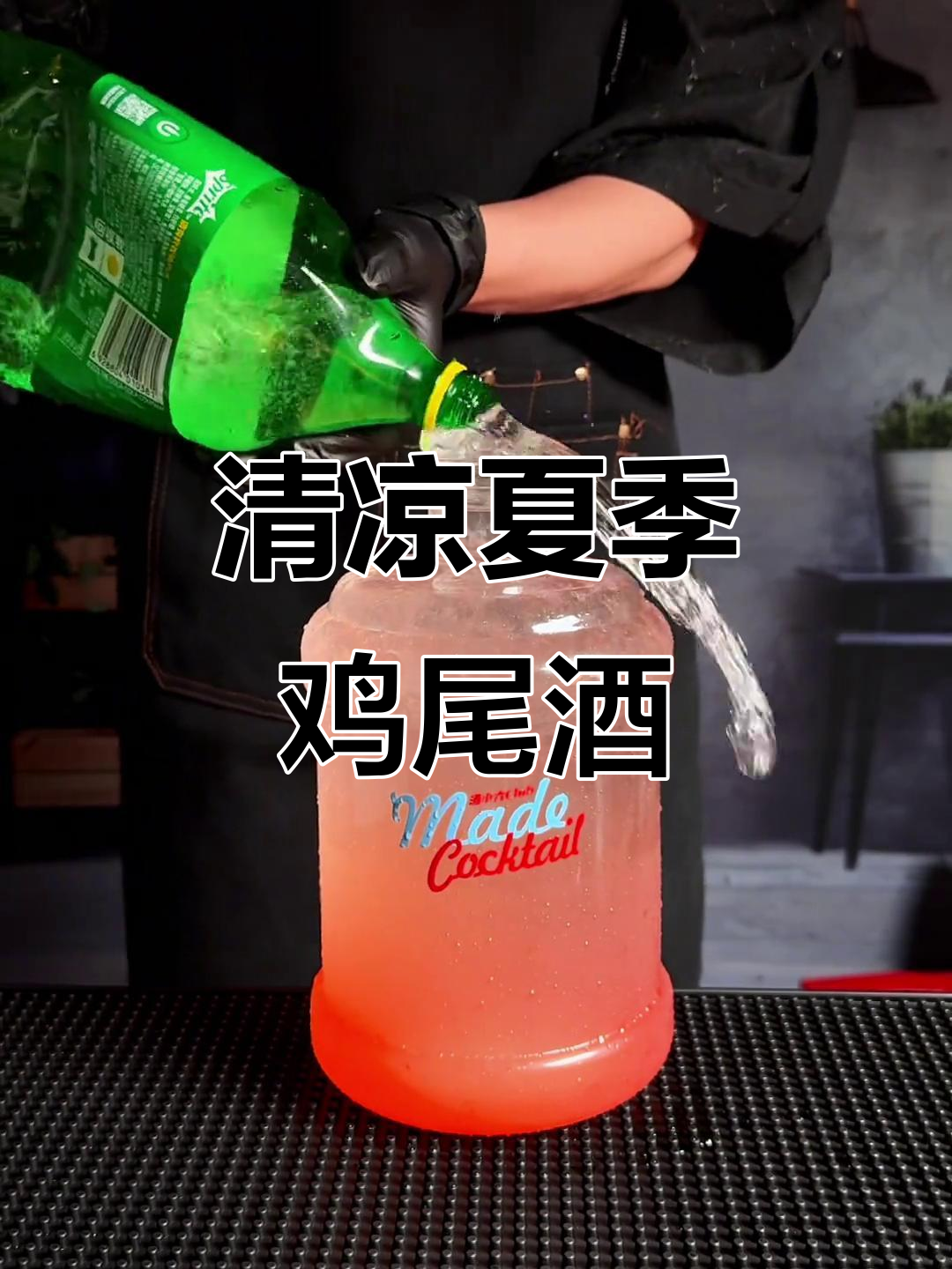 夏日清凉鸡尾酒，冰块、伏特加与水蜜桃的完美碰撞