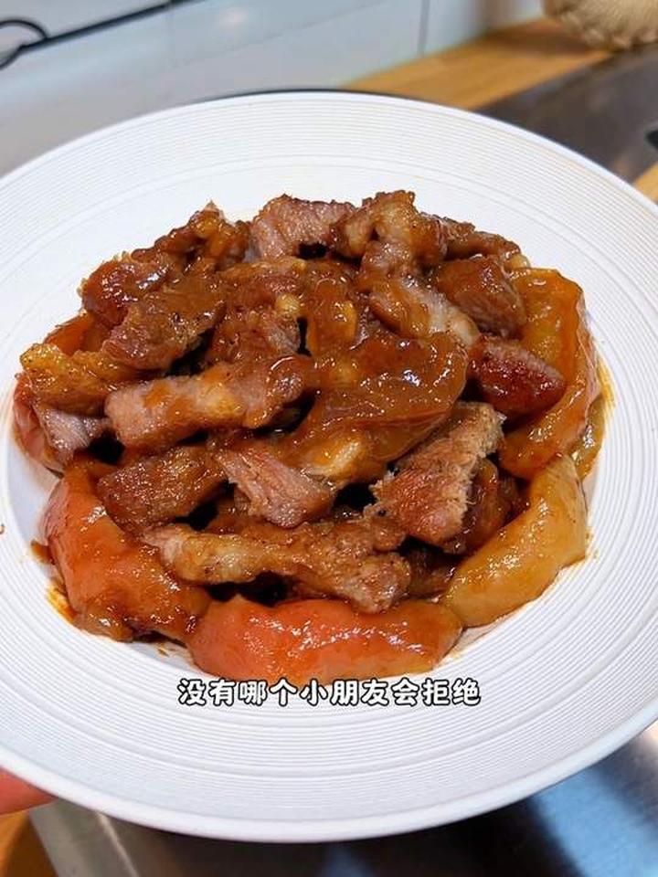 又是小朋友爱吃的，苹果炖猪排，酱汁浓郁肉质鲜嫩不柴，特别下饭