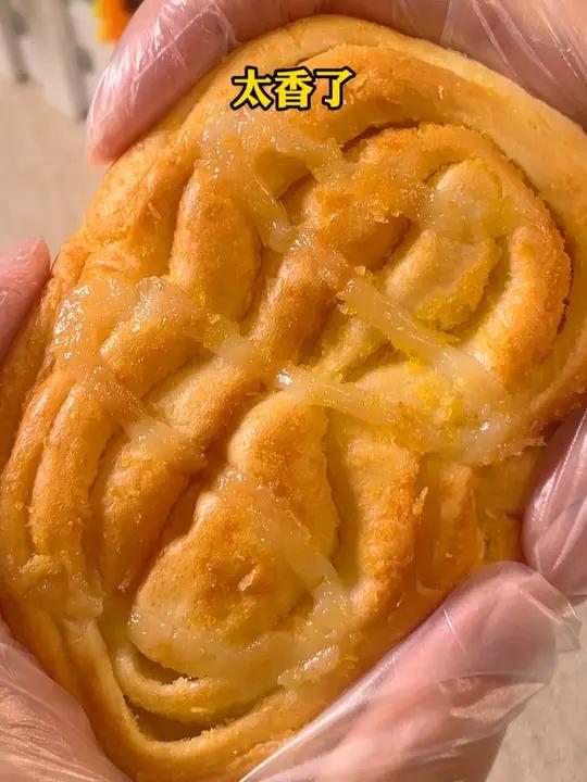 小时候小卖部就可以买到的椰蓉面包,现在不仅分量升级了而且还很便宜,香松蛋皮加沙拉夹心用料真