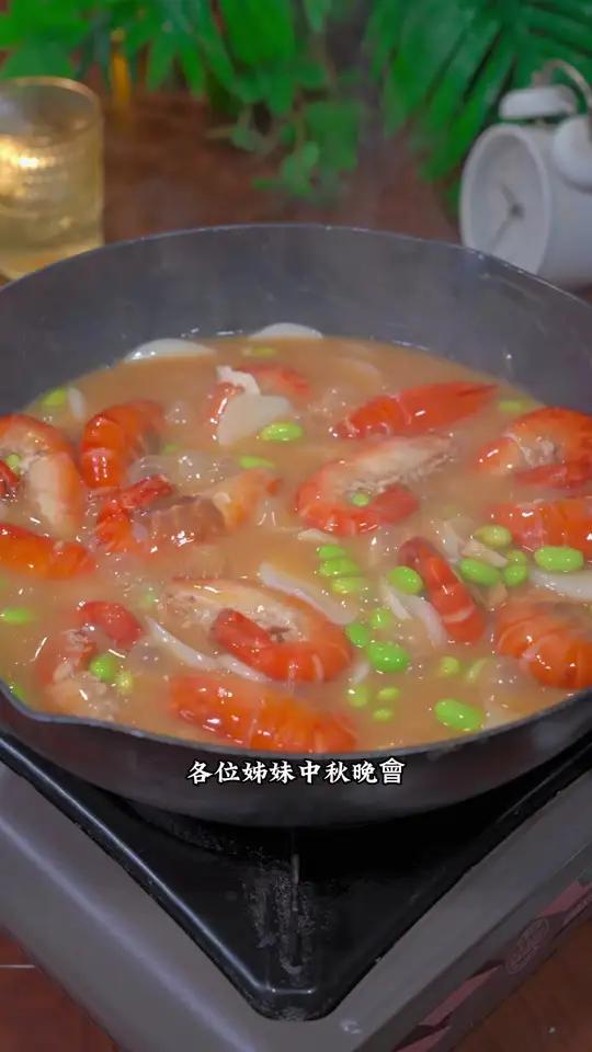 中秋节教大家做过一个大虾煮年糕口感烟靭好吃