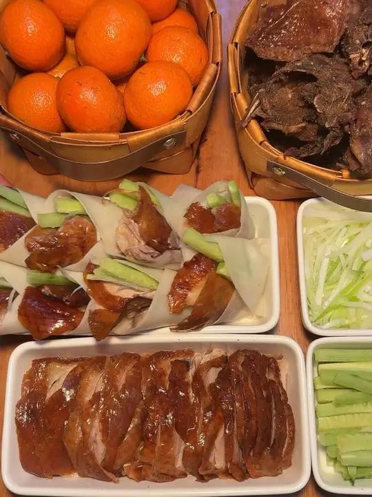 命!这北京烤鸭香到离谱!外皮酥酥脆脆,内里肉嫩多汁,卷着面皮吃,幸福感爆棚!鸭架汤鲜到跺脚