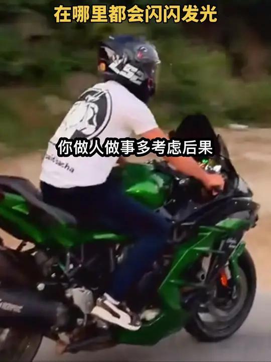某人你大爱无私很有爱心,你很乐爱助人为乐,你总是把会的毫无保留的教给别人,你从不是在乎别人