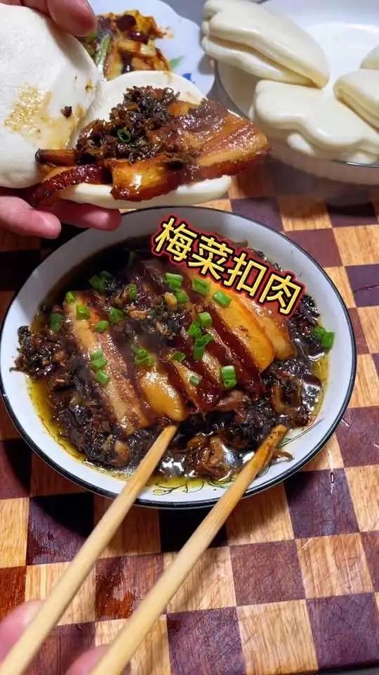 年夜饭的餐桌上,少不了这个肥而不腻软烂入味的梅菜扣肉,夹馍太美了