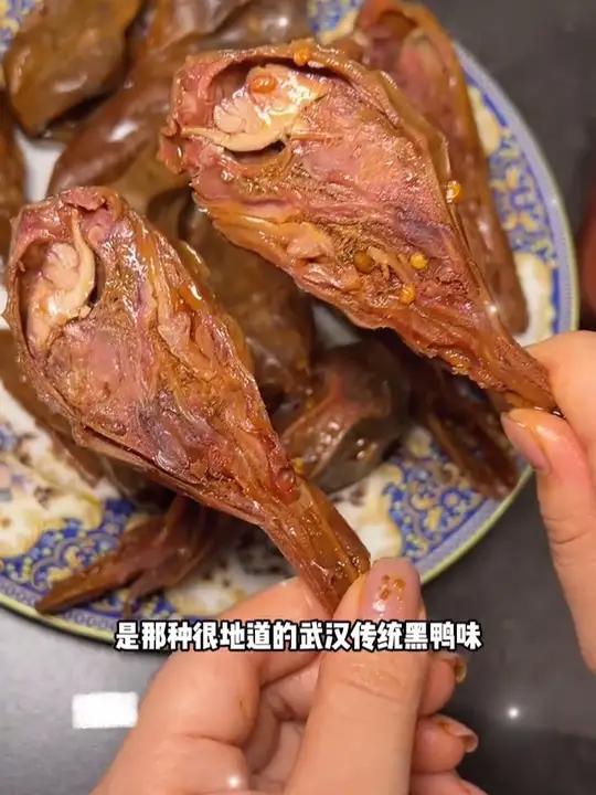 这个麻辣鸭头到手10只,是那种很地道的武汉传统黑鸭味,麻辣中还带有一丝丝甜,肉质q弹紧实,