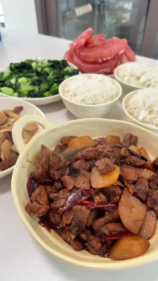 今天跟我女朋友生活化减脂吃的是土豆烧肉,杏鲍菇炒肉片,炒青菜,白米饭和柚子,这一顿单人份热