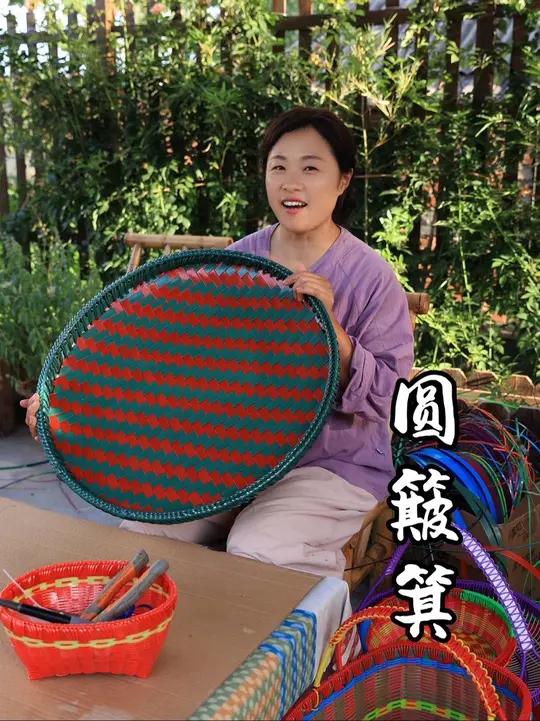 打包条编织圆簸箕的详细教程，保证你们一看就会，赶紧编一个吧，淘洗沥水，日常晾晒，不发霉易清