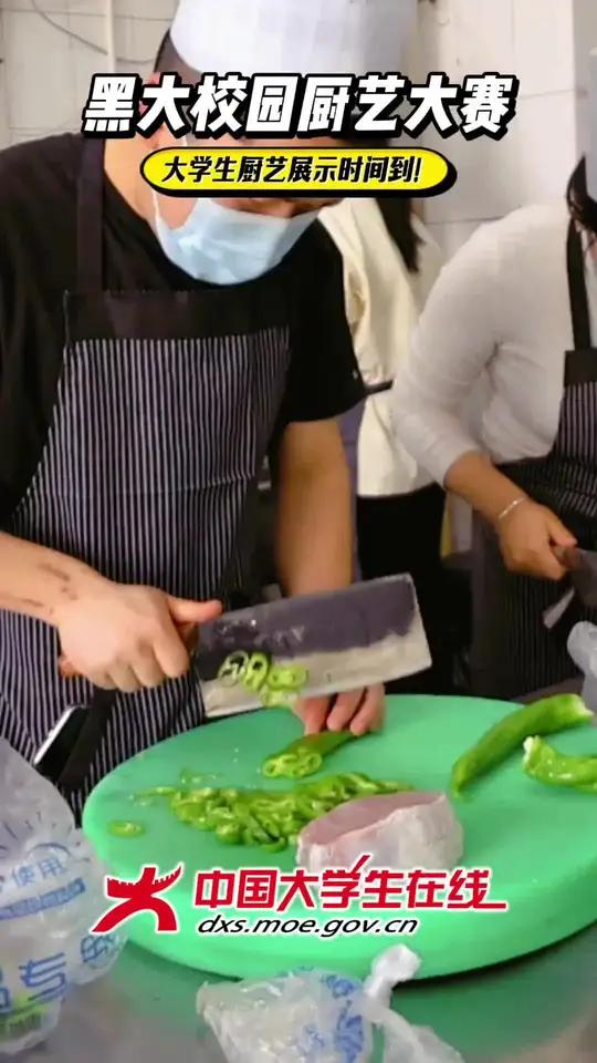 大学生厨艺炸场！刀工稳、调味绝、菜品香，这谁看了不流口水！（视频来源：）#大学生 #厨艺