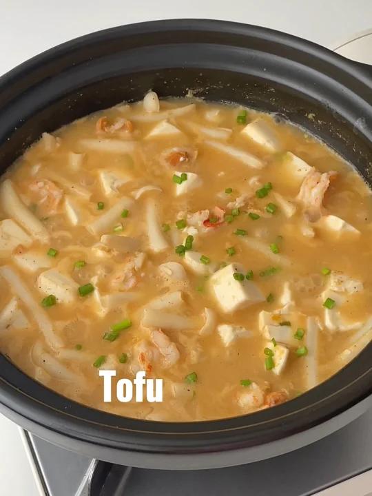 鲜嫩咸香咸蛋黄虾仁豆腐煲
