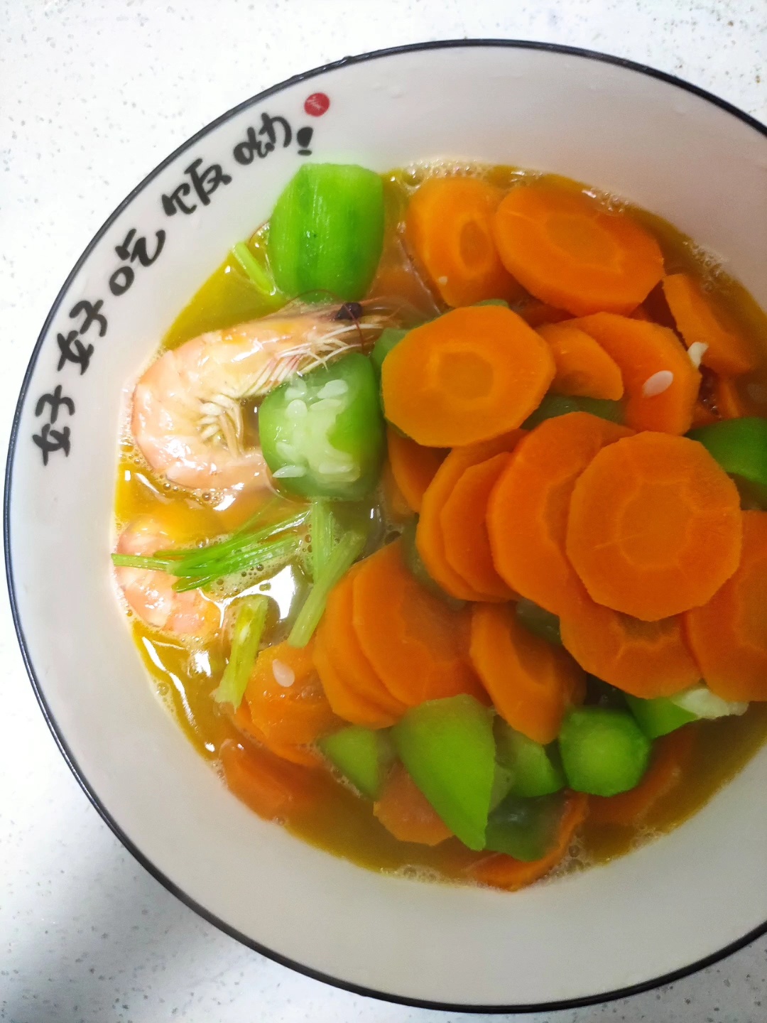 非常适合夏天的蔬菜汤:胡萝卜丝瓜鲜虾汤