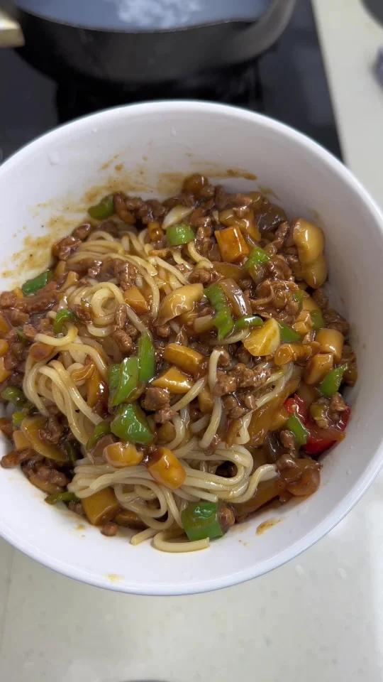 我这样做的牛肉蘑菇拌面好吃无敌了!