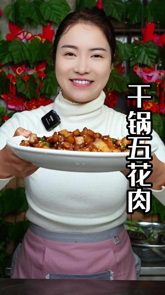 其实炒五花肉做法特别的简单,酱香浓郁,吃起很有口感,有点像路边摊铁板五花肉的味道,真的太好