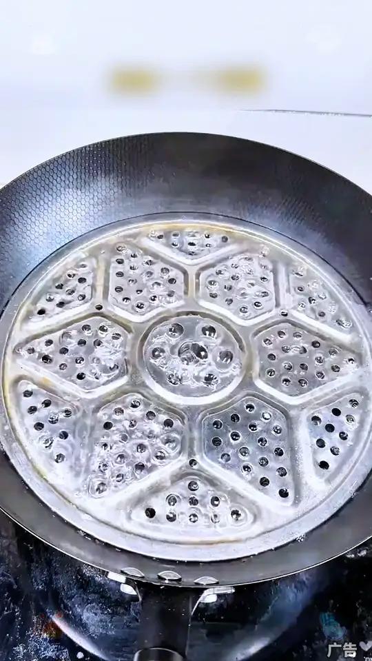 用瓦罐炖出来的鸡蛋羹又嫩又丝滑,给布丁一样,简单好吃又营养,孩子可喜欢吃了!