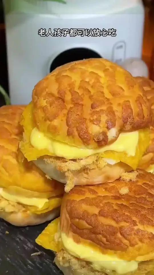 一口下去多重口感 外面是虎皮蛋糕胚 里边有鸡肉松和奶酪夹心,一口爆浆真的好好吃!