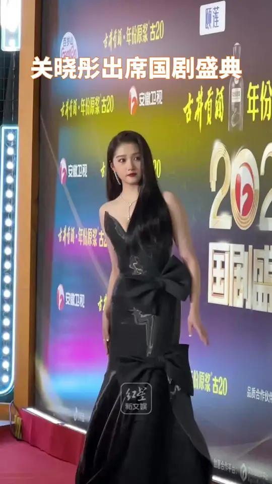 关晓彤黑色包臀鱼尾裙出席2024国剧盛典,今年的小巷人家大家都看了哇!