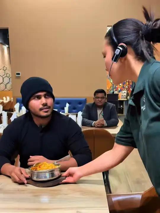 在国外餐厅吃饭,无缘无故有人叫你吃饭,得小心 国外恶搞外国人真会玩餐厅搞笑视频黑人小哥表情