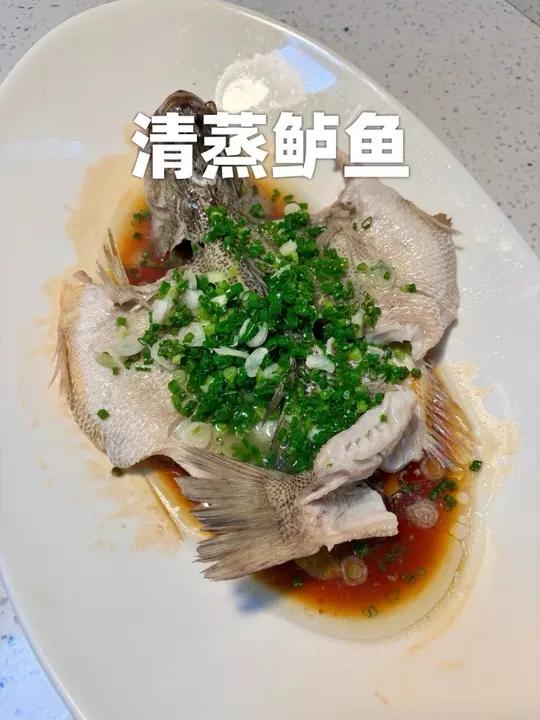 清蒸鲈鱼蒸的好，放点生抽就够了