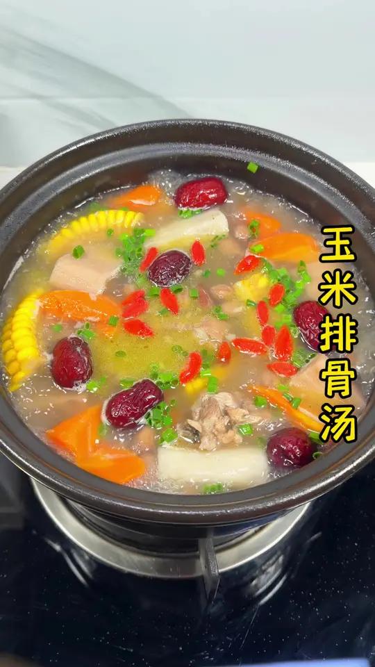 冬天太适合煲这个莲藕玉米排骨汤了，排骨软烂入味，汤鲜甜好喝，大人小孩都爱喝