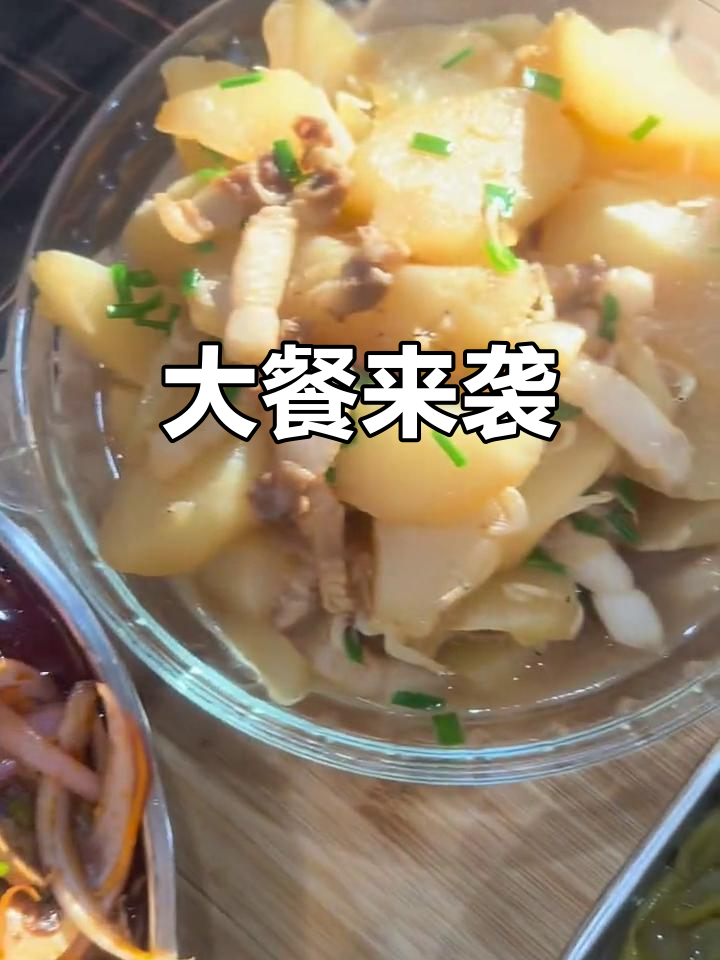 洋洋点了丰盛大餐,排骨、鸡肘虾米应有尽有