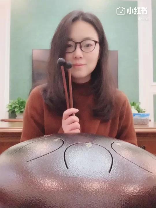 空灵鼓,又叫色空鼓,一种现代民族乐器,学习简单没有复杂的理论,最适合喜欢乐器爱好者的入门乐