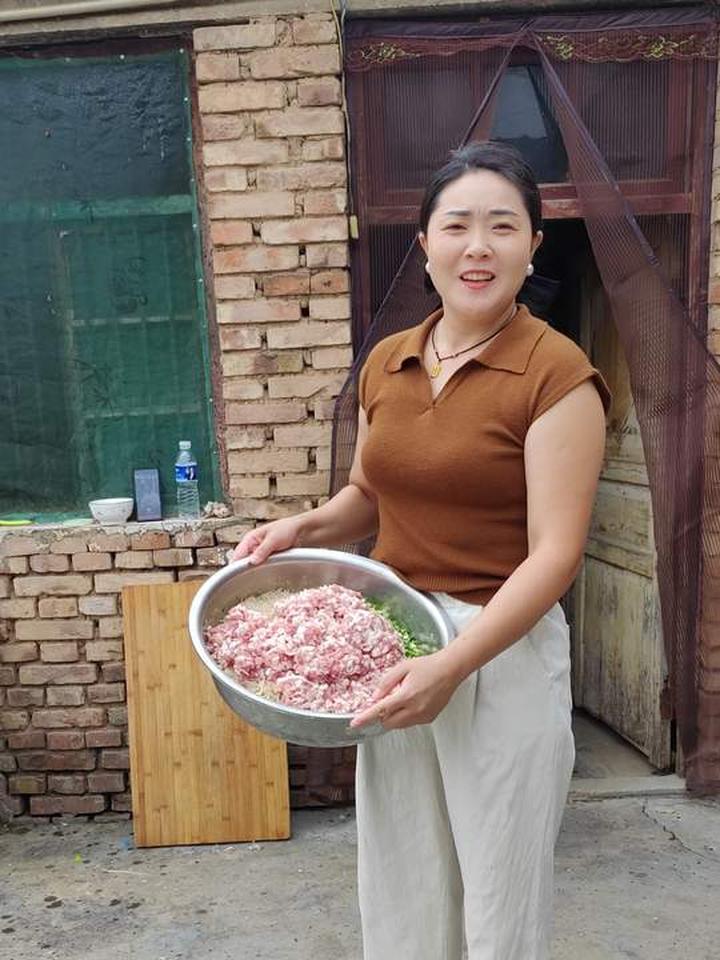 今天小姑子来了，点名想吃猪肉白菜馅的大包子了