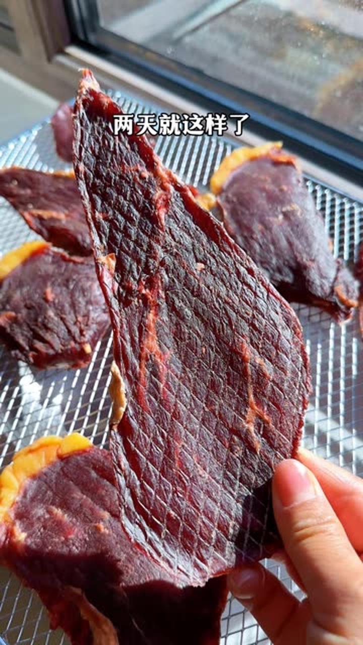 简易版手撕风干牛肉干，做法超级简单，滋滋冒油，越嚼越香