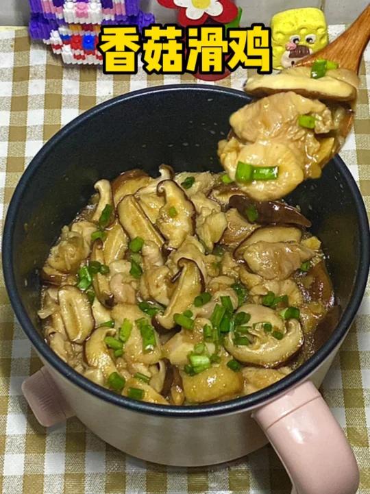 挑战十块钱宿舍做饭第65顿!香菇滑鸡盖饭!