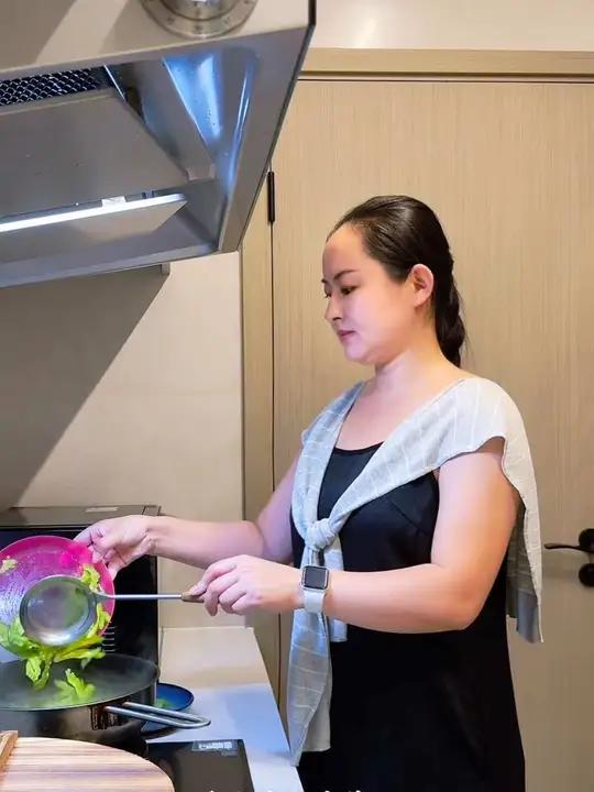 今日美食:五花肉烧鳎目鱼 一入秋,渤海湾的海鲜海鱼越来越肥美,新鲜的本地鳎目鱼搭配五花肉太
