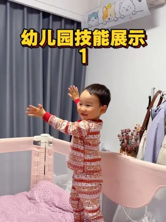 爆米花在幼儿园学的技能展示1,库存小视频:上幼儿园第二个星期的周二,爆米花突然表现了一小段