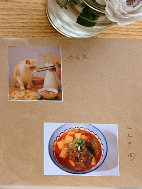 「有创意!女子拍下日常做菜照片制成家庭菜单:方便朋友来了点菜「大笑」」11月13日,重庆。