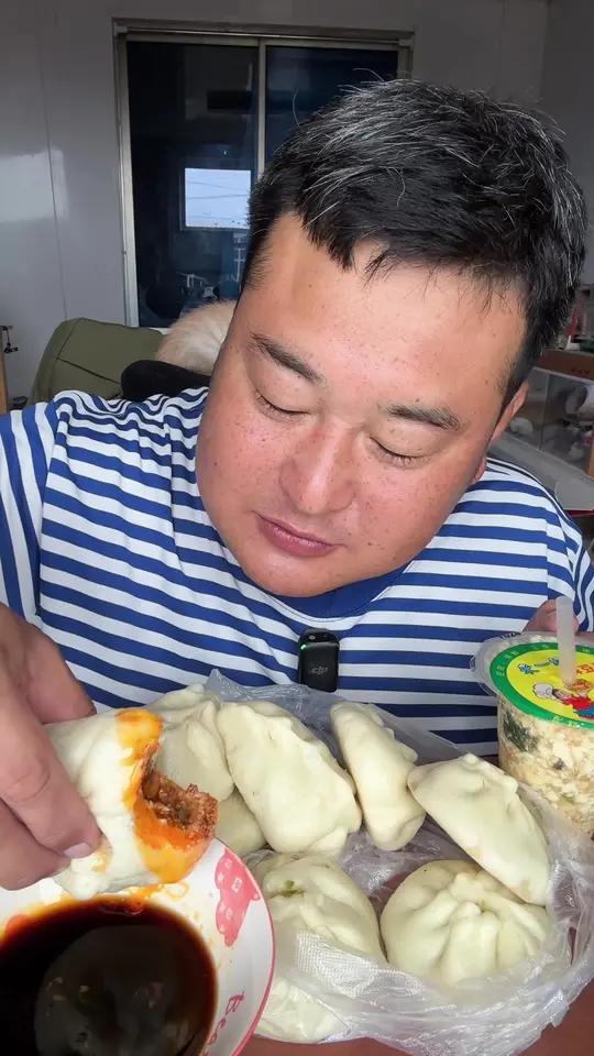 猪肉包子,豆腐脑 #一口包子一口粥 #吃大包子 #吃包子馅 #吃各种包子 #包子吃法