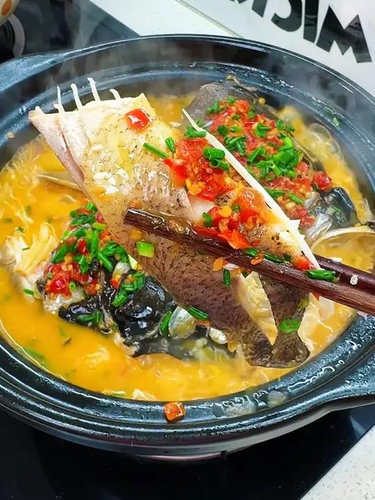 想吃 剁椒鱼头真的不用去饭店,你就像我这样在家,也能做出跟饭店的味道,不仅肉嫩味美,汤汁还
