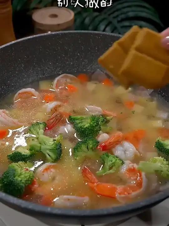 S 香喷喷的咖喱虾球,小朋友一口一个