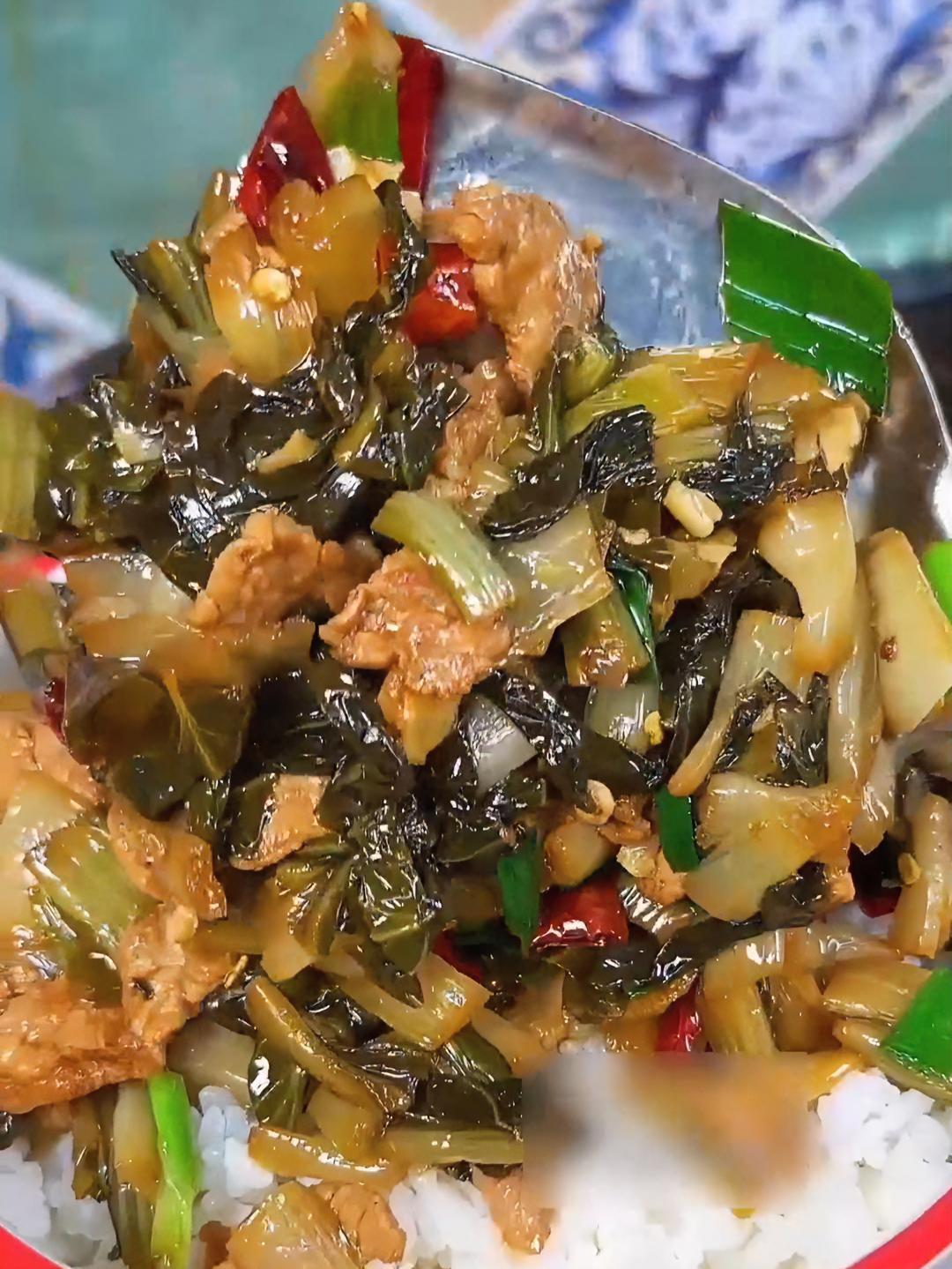 这是一道非常好吃的下饭菜腌白菜炒肉 这个菜只有安徽人才知道它有多好吃，就这个菜拌饭你能吃几