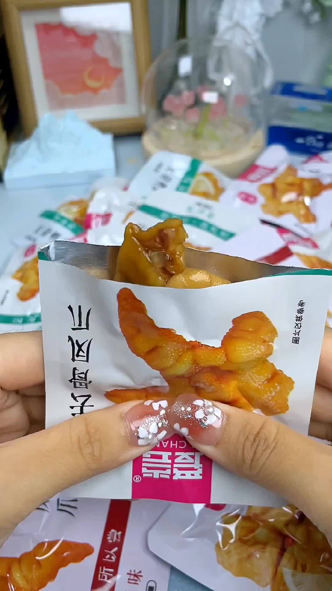 里面都是这种独立的小包装,去骨鎏金的,吃起来酸辣脆爽,不用糊骨头,越吃越上瘾,追剧下酒吃根