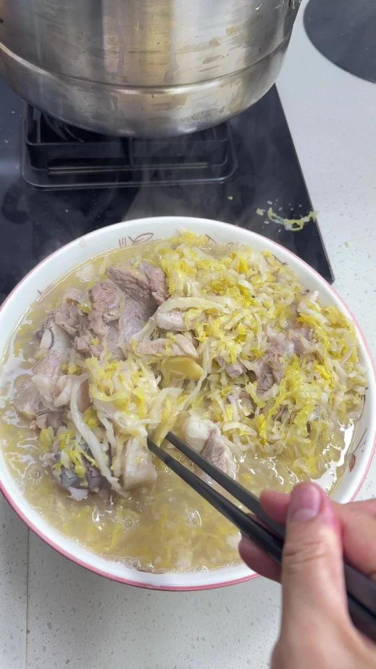 东北人没有不爱的 酸菜炖大骨头