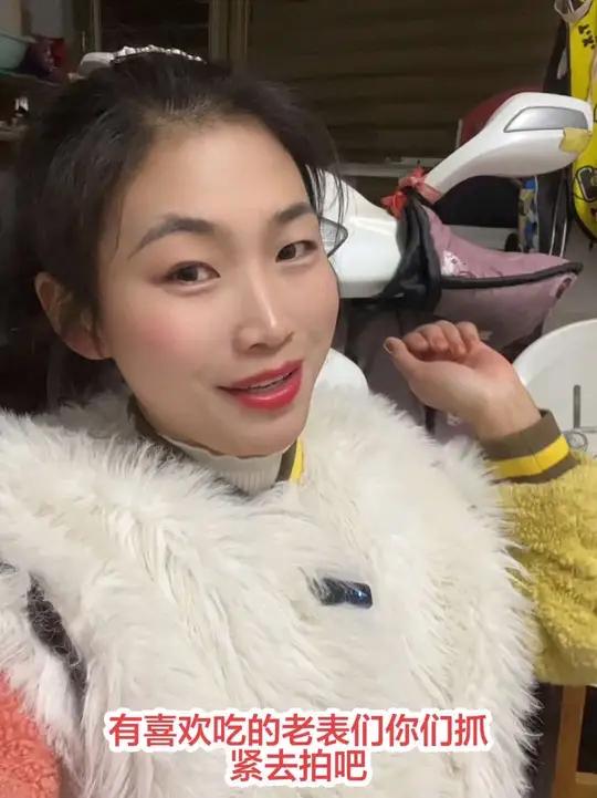 9.9的蛋糕你们想吃不?还是动物奶油,里面三层有黄桃和草莓,左下角囤起来!