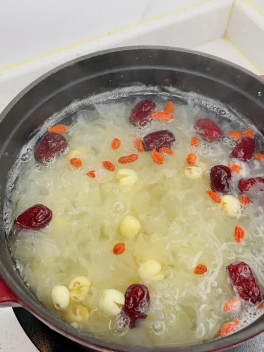 这样煮出来的银耳莲子羹胶质满满太棒啦