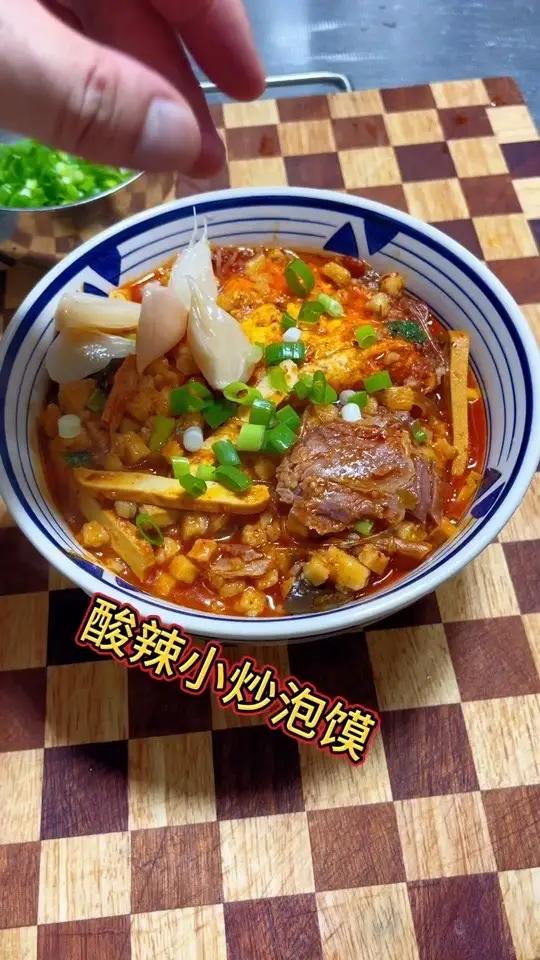 下雨天就适合,来碗牛羊肉泡馍,酸辣小炒你吃过没,真的太好吃了
