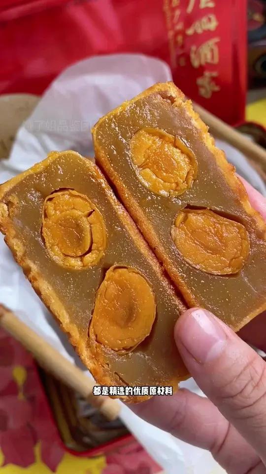 中秋送礼认准 广州酒家双黄莲蓉月饼近百年的中华老字号,蛋黄起沙流油!搭配绵密的白莲蓉绝了!
