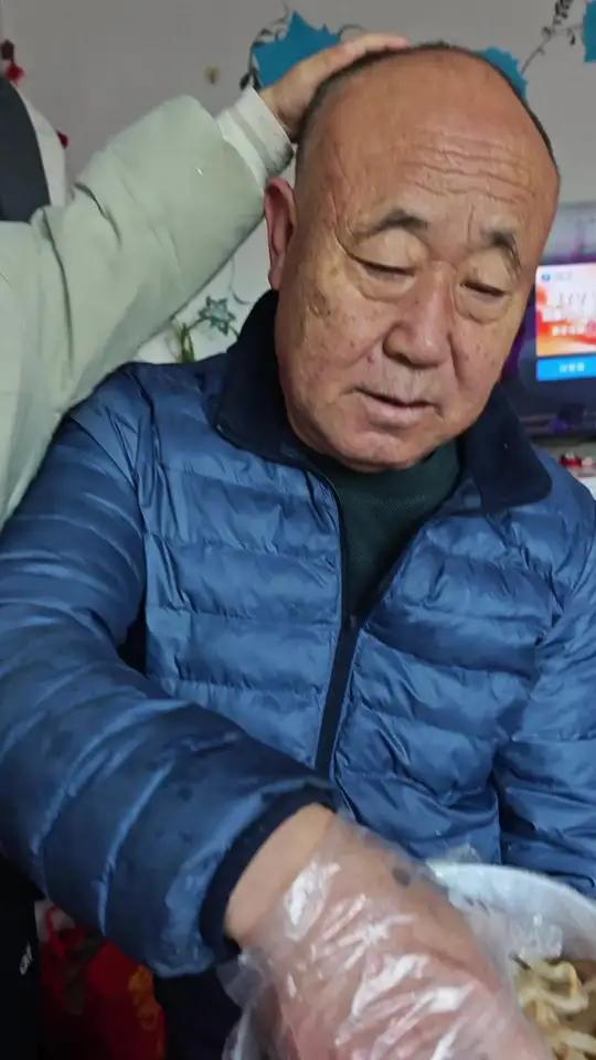 海蜇丝还没拍的亲们还是抓紧时间哦，还剩两天时间，不会做的亲们刷主页视频，有可乐奶奶做的视频
