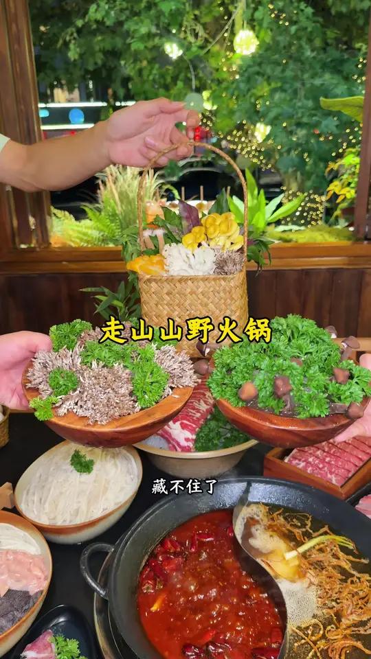 走山山野火锅一家藏在路边上的宝藏烟火小店 都江堰走山山野火锅,山野风的环境相当惬意,当白果