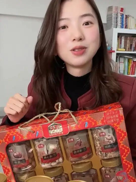 走亲访友还得送品质好的 坚果礼盒沃隆坚果可是坚果中的大队长，我年年都吃他家的，老牌子，不管