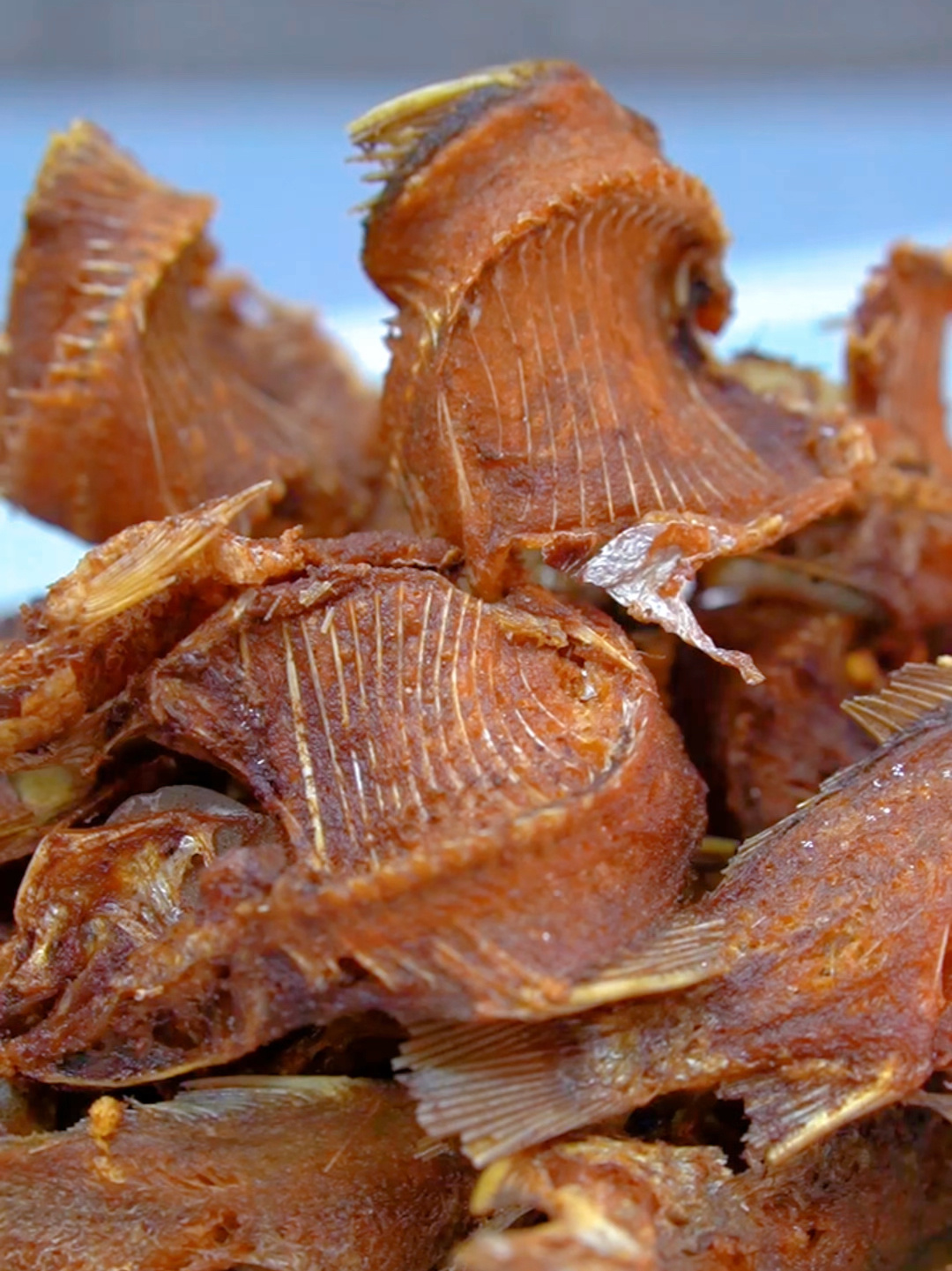 东北老爷们的下酒硬菜“干炸鲫鱼”,香酥可口