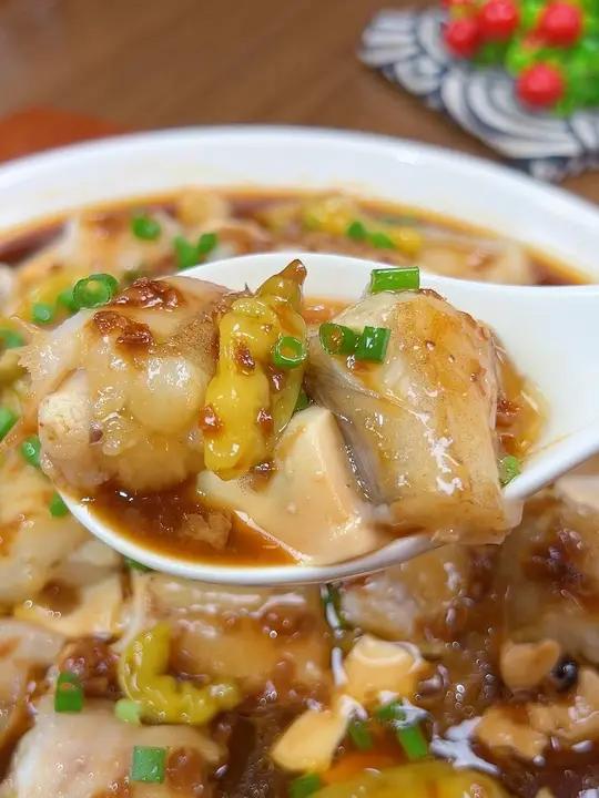 这个酱椒水鱼、可是我们温州各大海鲜楼排档里非常热门的一道下酒菜,鲜嫩辣爽,入口即化 温州美