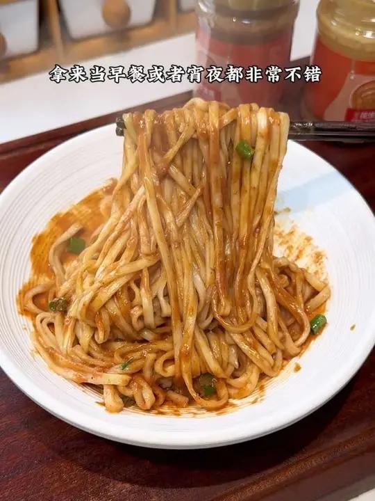 早餐包子油条吃腻了一定要试一试这个飘香拌面,每一根面条都裹满了浓郁的花生酱,真的巨好吃。#