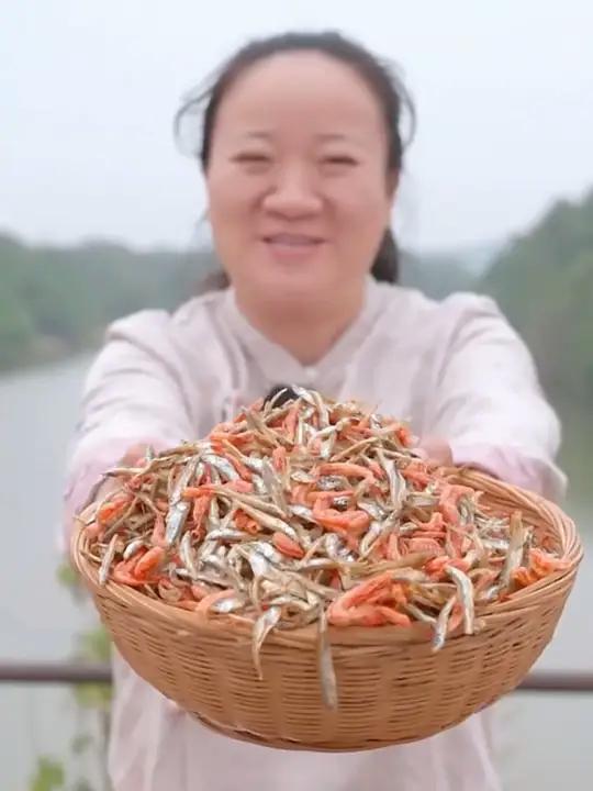 这是咱们湖南的淡水鱼虾干,干干净净,酥香美味,下酒又下饭 农村美食 湖南特产 小鱼小虾
