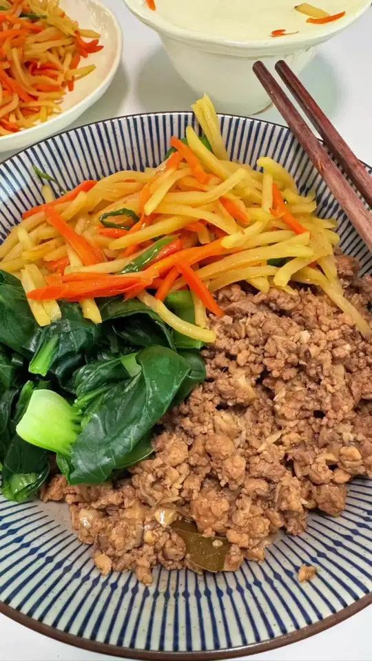 今天中午的减脂餐是打卤面,100克的龙须面,加上200克的卤子,加上100克的水煮青菜,加