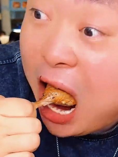 这200块一碗装不下了！郑州大学食堂的盖浇饭味道不错，真实惠啊